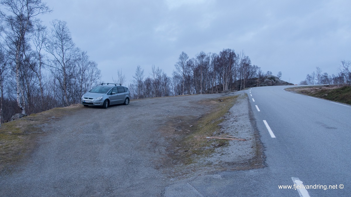 Hellevatnet - Parkering på opparbeidet parkeringsplass like ved Sikvalandsveien 201, mellom Ålgård og Undheim.