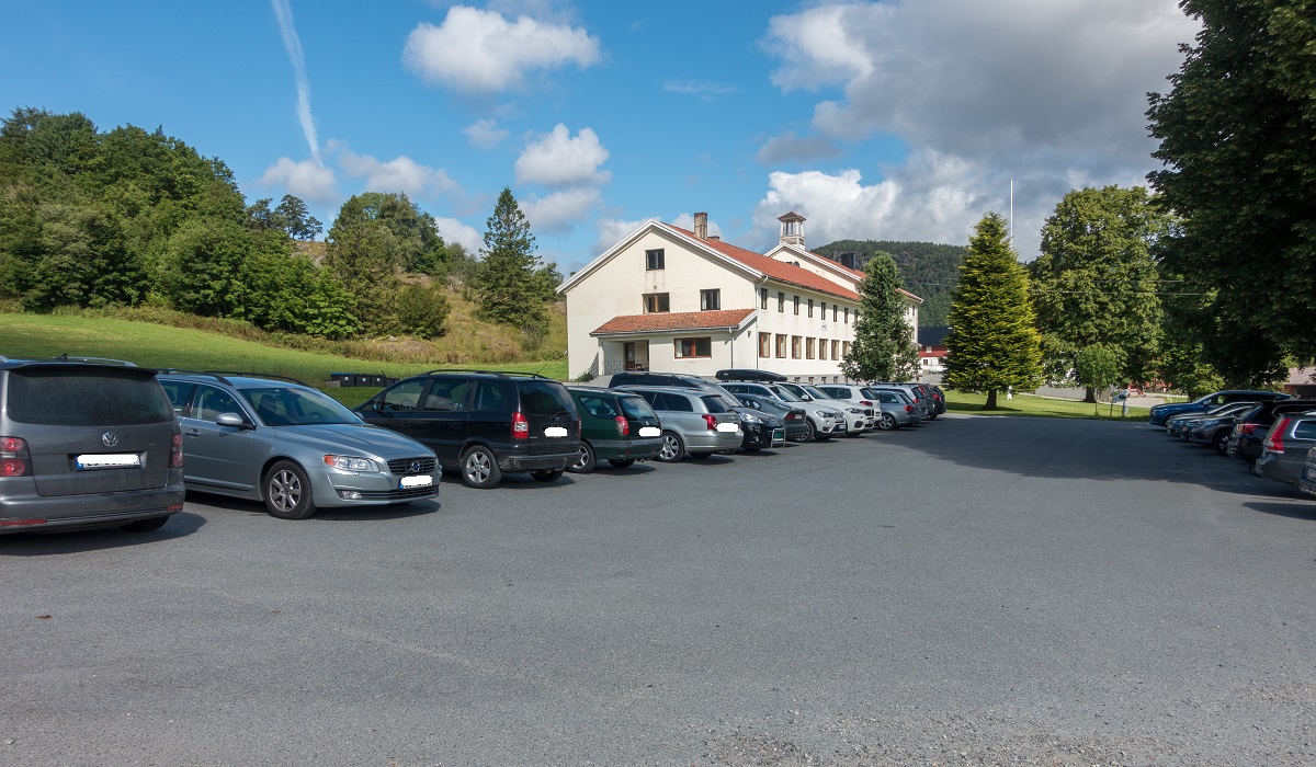 Parkering ved Tveit Videregående skole i Nedstrand.