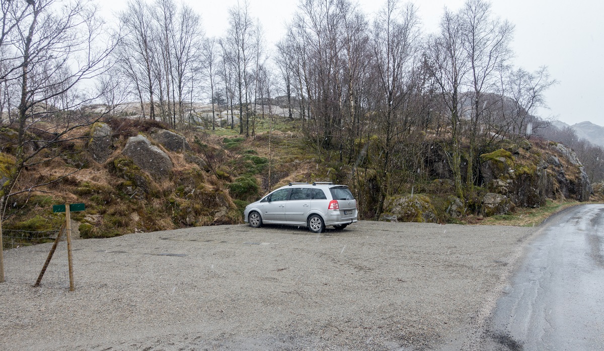 Lauvlia - Parkering på opparbeidet grusplass på Snorestad.