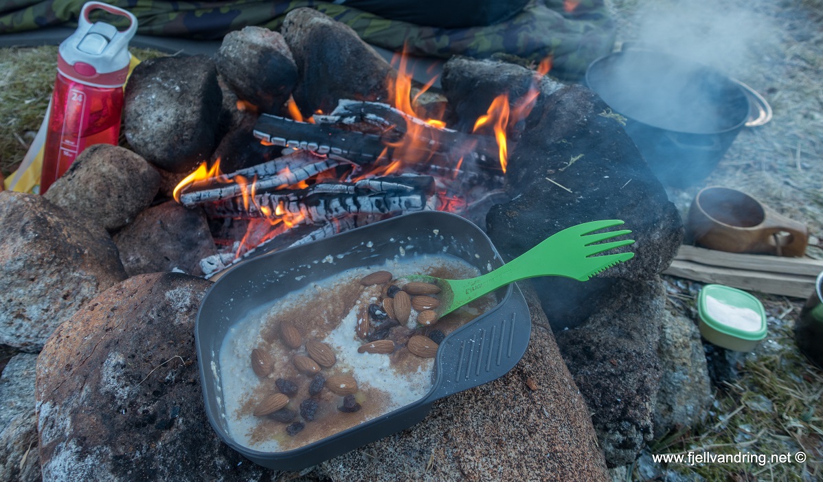 Slettabø - God frokost rundt bålet