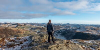 Åslandsnuten - Heidi studerer utsikten på toppen